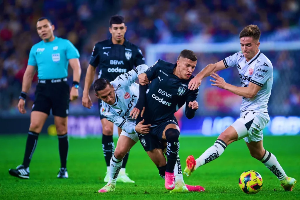 Monterrey vence a Necaxa 1-0 con golazo de Fidel Ambriz