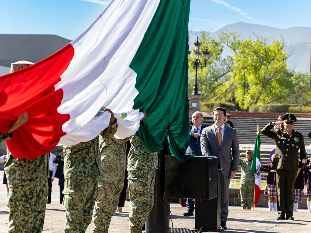 Al encabezar la ceremonia cívica del Día de la Bandera, el Gobernador, Samuel Alejandro García Sepúlveda