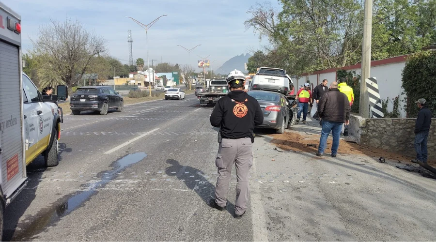 Elementos de Protección Civil Nuevo León atienden el reporte de un accidente vial que dejó como saldo dos personas lesionadas