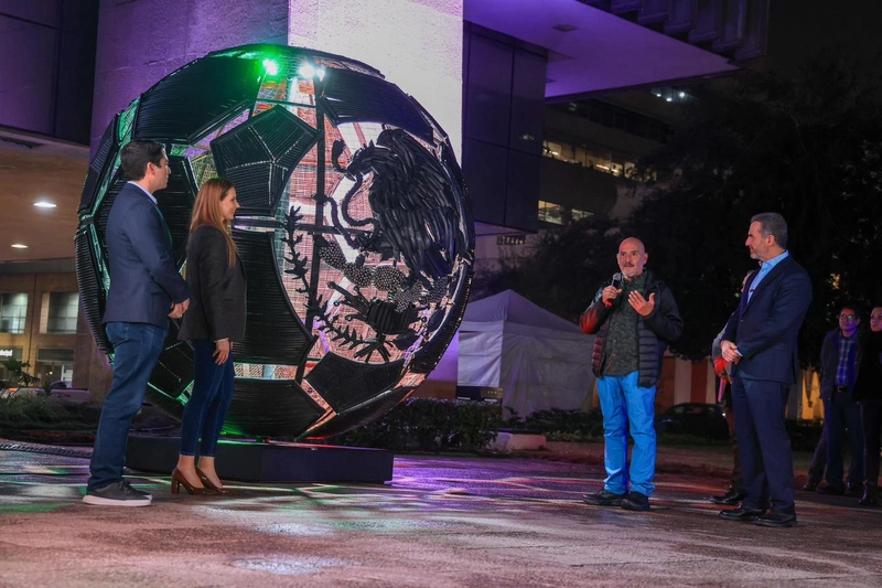 Develan escultura 'Balón Mexicano' rumbo al Mundial 2026 en Monterrey