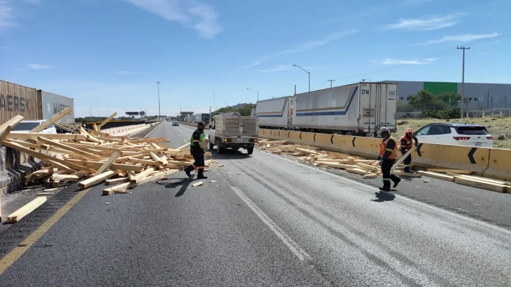 Tráiler con madera vuelca y colapsa vialidad en Apodaca