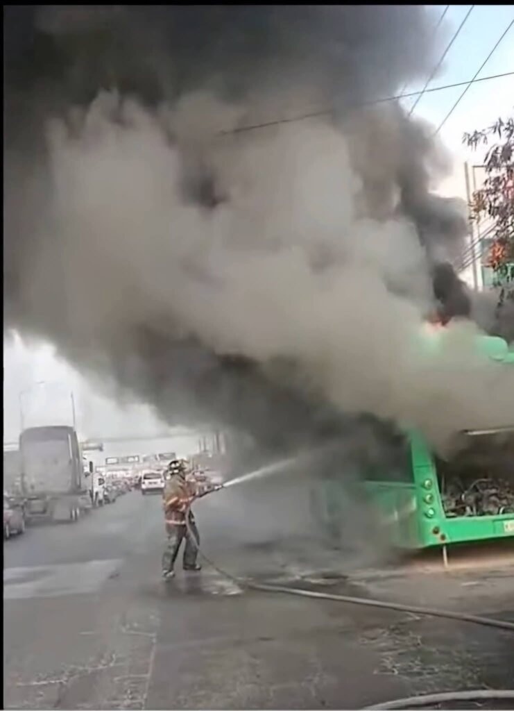 Incendio en camión urbano moviliza a cuerpos de emergencia en Guadalupe