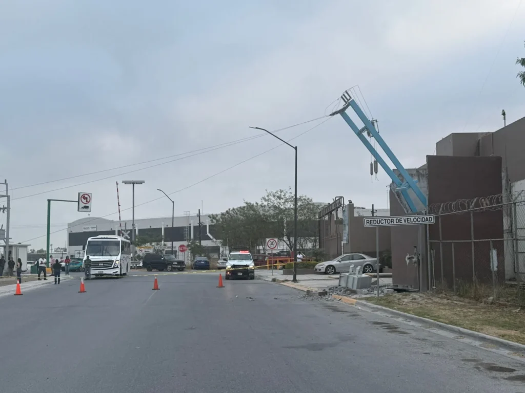 Camión de personal se estrella en Apodaca; 10 lesionados