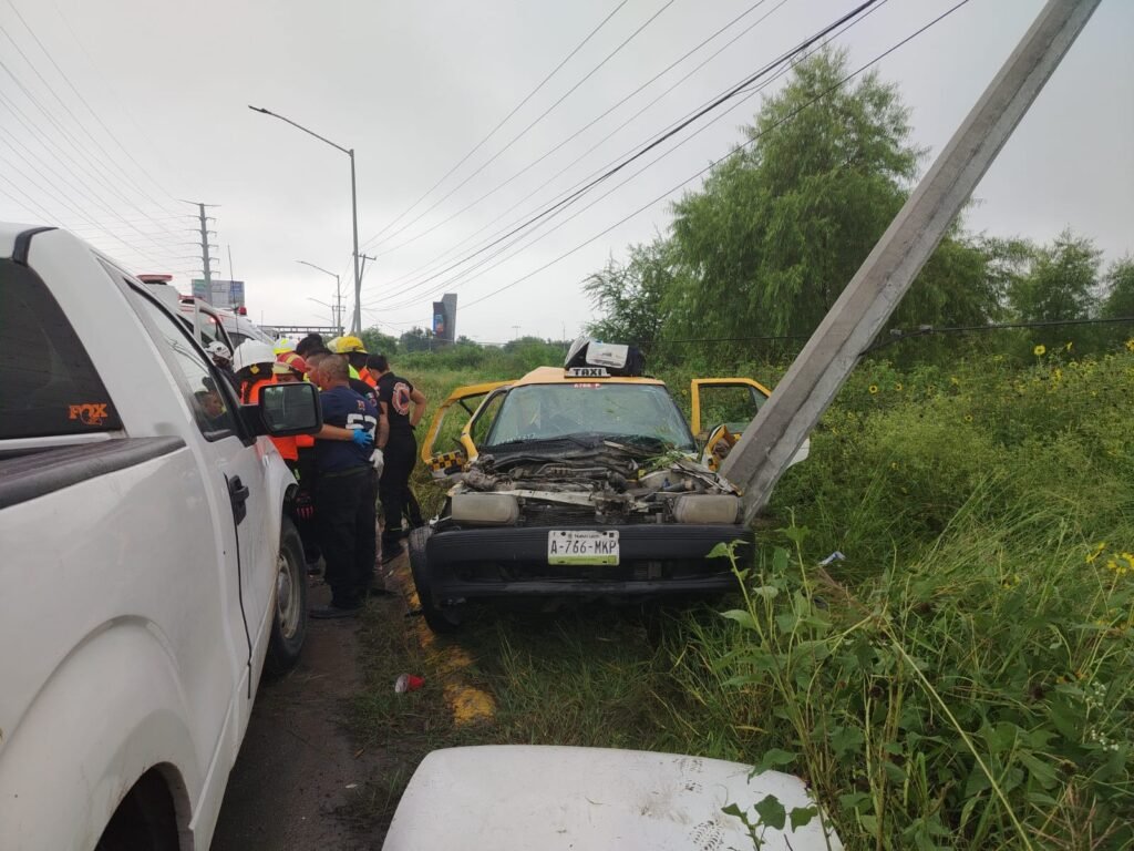 Taxi queda destrozado tras fuerte choque contra poste en Juárez