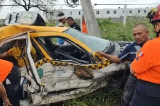 Taxi queda destrozado tras fuerte choque contra poste en Juárez