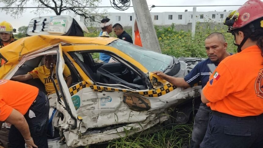 Taxi queda destrozado tras fuerte choque contra poste en Juárez