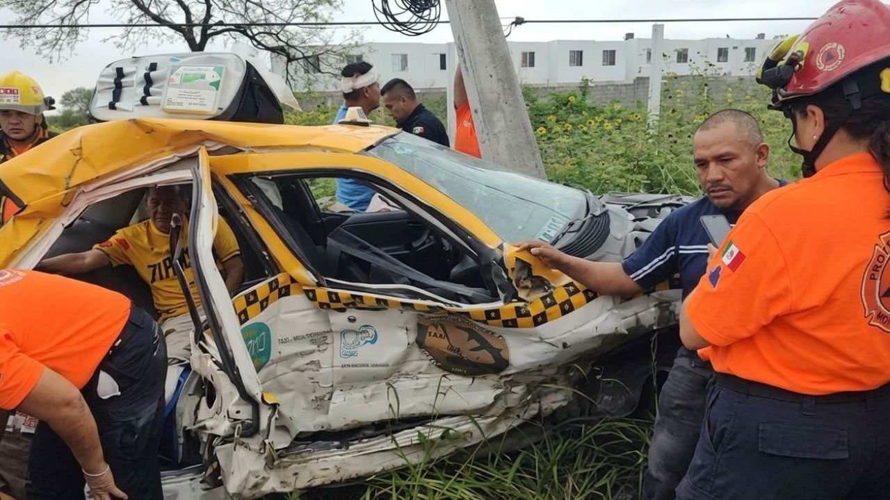 Taxi queda destrozado tras fuerte choque contra poste en Juárez