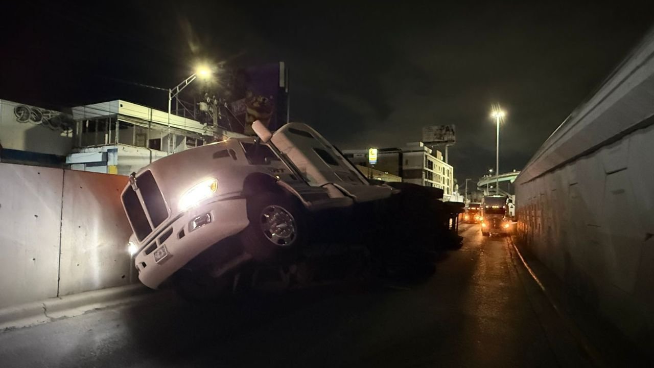 Vuelca tráiler en Garza Sada y provoca caos vial nocturno