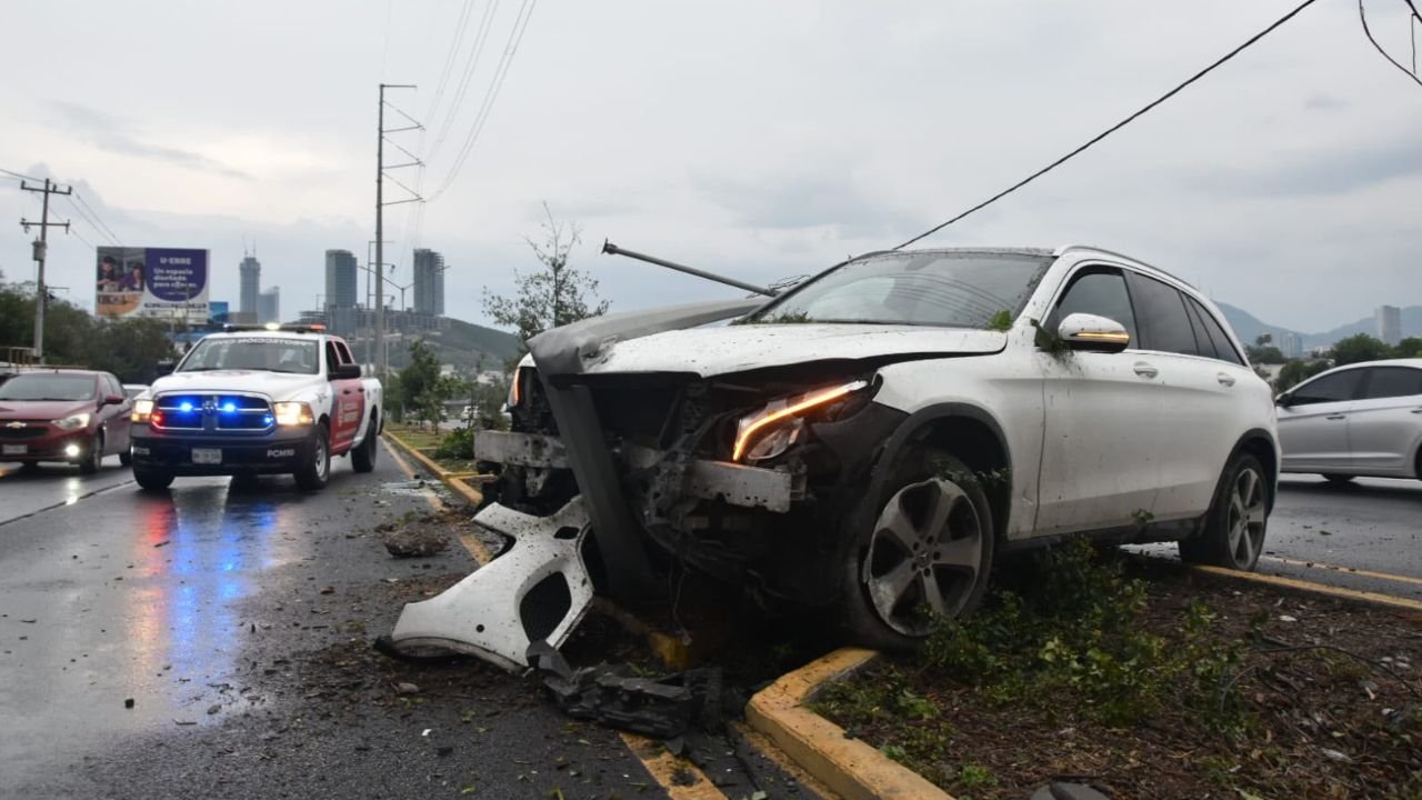 Camioneta derrapa bajo la lluvia y choca contra luminaria en Monterrey ...