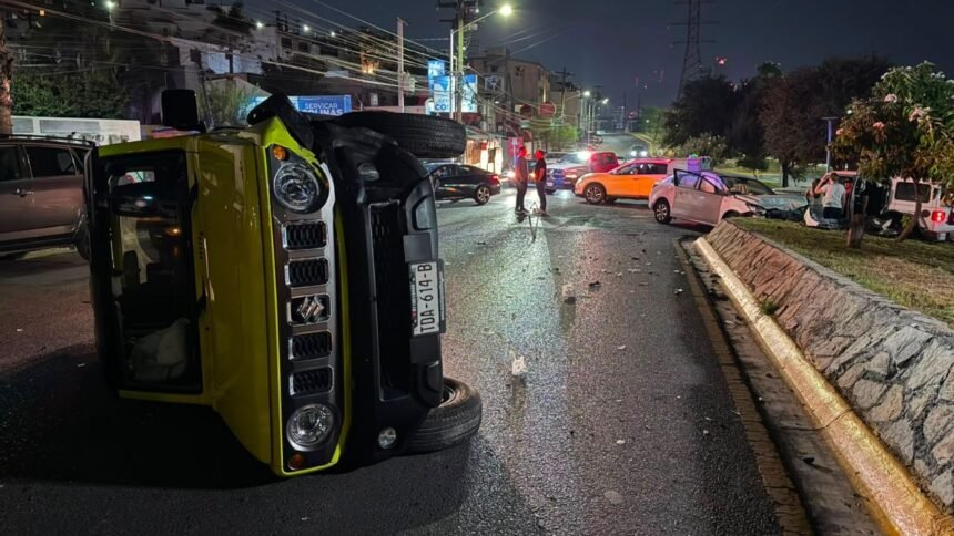 Volcadura en San Jerónimo deja una conductora lesionada en Monterrey