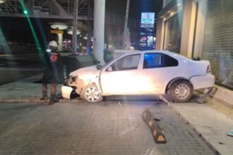 Auto se estrella contra mueblería en San Nicolás y provoca daños en fachada; sin lesionados