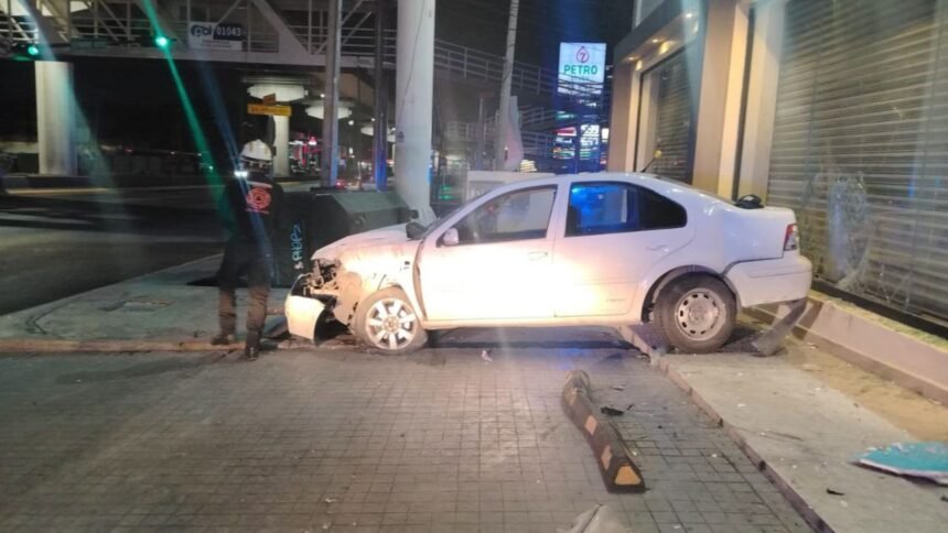 Auto se estrella contra mueblería en San Nicolás y provoca daños en fachada; sin lesionados