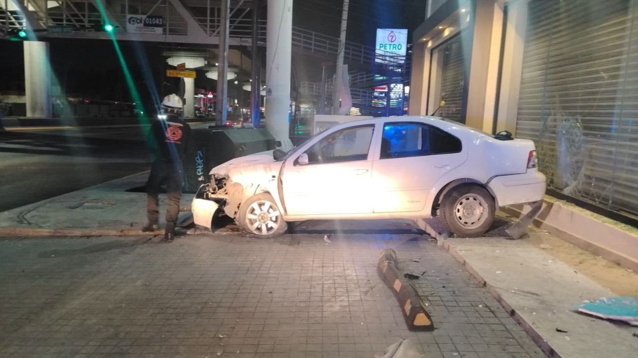 Auto se estrella contra mueblería en San Nicolás y provoca daños en fachada; sin lesionados