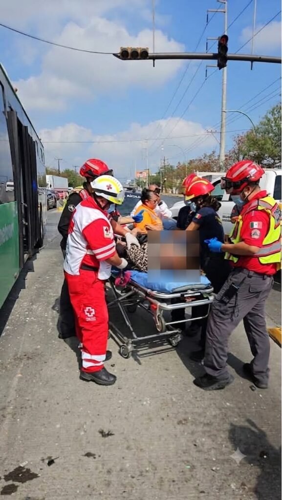 Choque entre auto y una unida de la Ecovía deja 10 lesionados en Monterrey