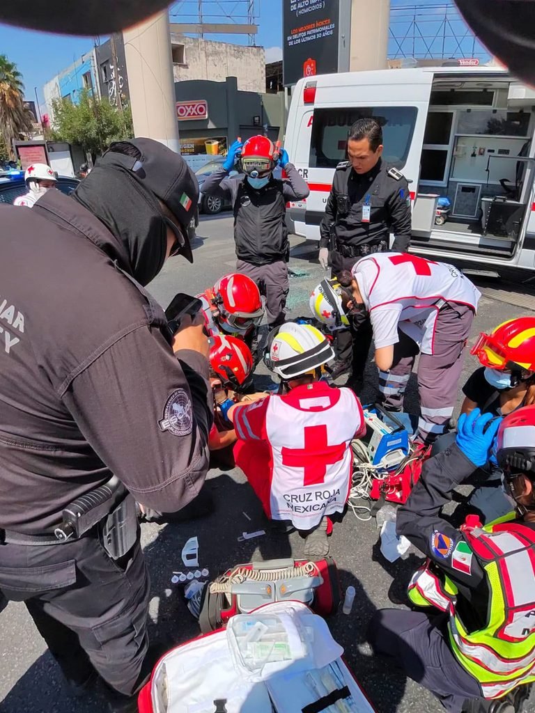 Motociclista sufre paro cardíaco tras choque en la colonia Obrera en Monterrey