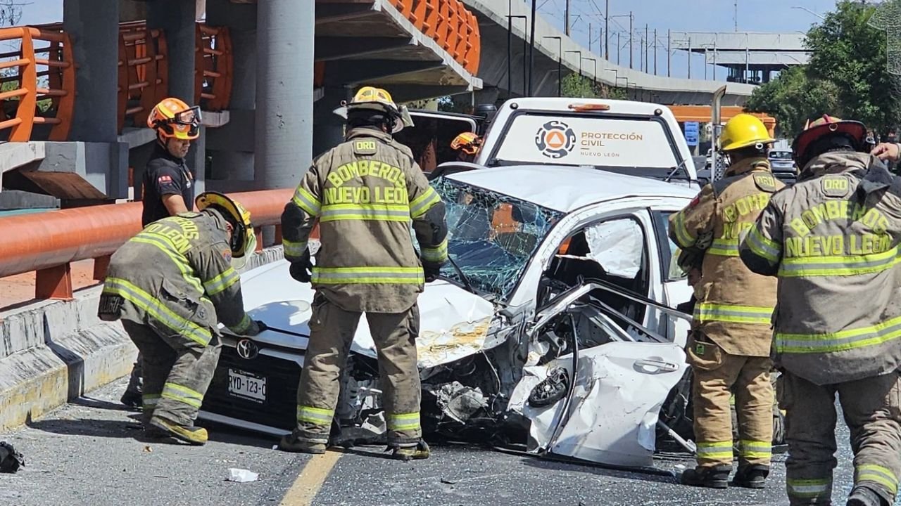 Conductor lesionado al chocar contra muro en el puente de Morones Prieto en Monterrey