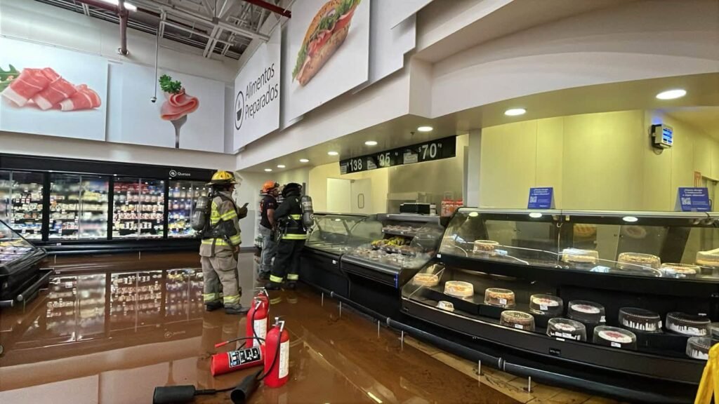 Corto circuito provoca incendio en Walmart de Cumbres; evacuan a 75 personas