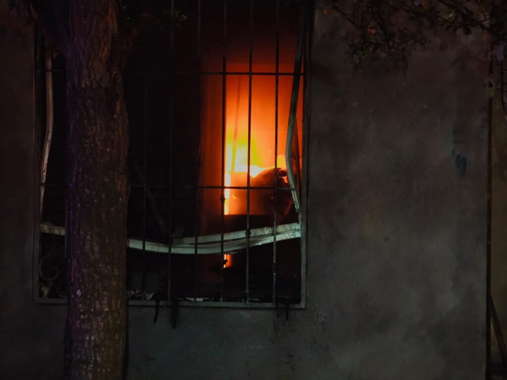 Incendio consume vivienda de dos plantas en la colonia Villa Luz en Juárez