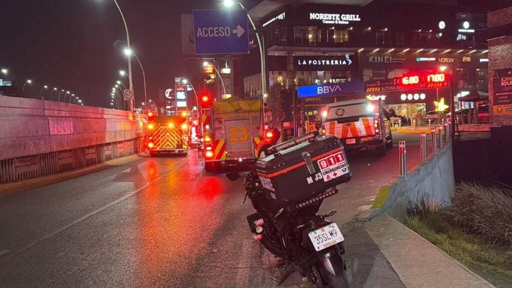 Incendio en restaurante La Jabalina obliga a evacuar plaza en Monterrey